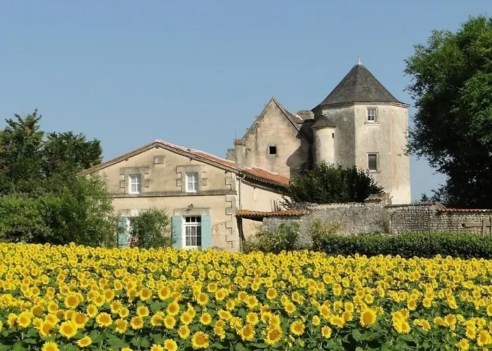 بيت للعطل Du Chateau De Pernan Avy